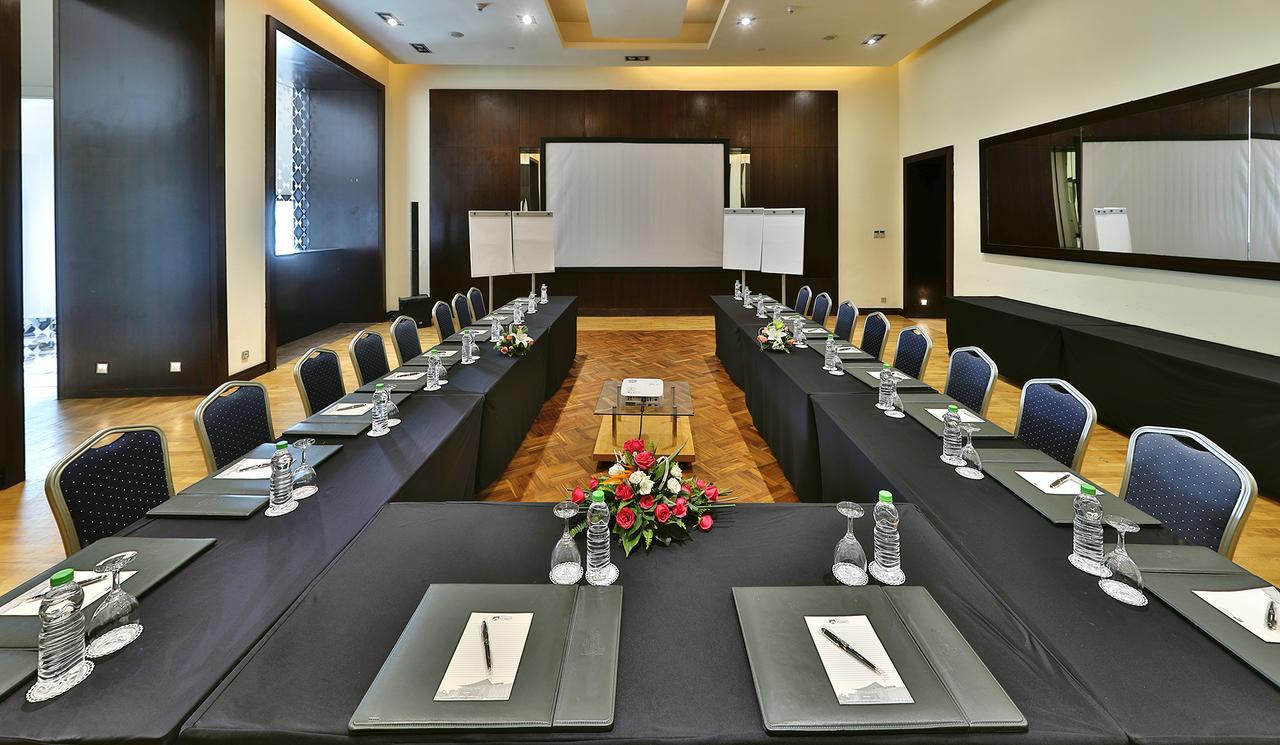 L' Amphitrite Palace Beach Resort & Spa Szhirat Kültér fotó